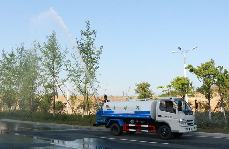 作業(yè)中的凱馬5噸灑水車(chē)1.jpg